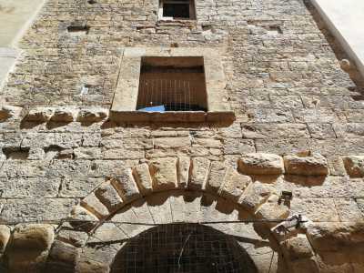 Affascinante � anche la prenormanna Torre di via Balestrieri, che sorse nell�VIII secolo per �sorvegliare� il mare, distante circa un chilometro. Il paramento murario � lavorato a bugnato e la porta presenta uno splendido arco romanico sormontato da un altro arco che ne ricalca l�apertura (Foto di Giuseppe Maldera)
